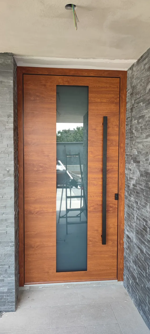 Porta imitação madeira com vidro vertical estreito e puxador em barra preto